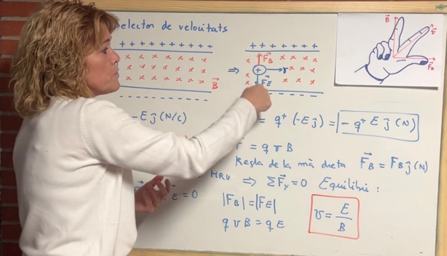 La Marta explicant un problema de Física a la pissarra